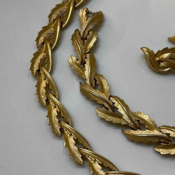 CROWN TRIFARI LEAF DESIGN DEMI-PARURE (NECKLACE, BRACELET, EARRINGS) - Picture 4 of 9